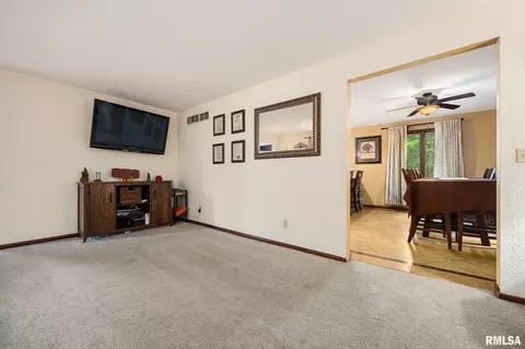 Living - 535 Justa Rd, Metamora, IL 61548 photo 3 of 6
