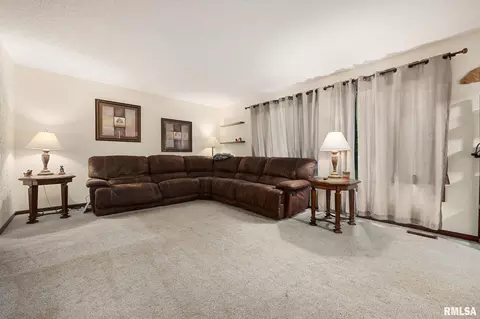Living - 535 Justa Rd, Metamora, IL 61548 photo 2 of 6
