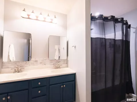 Bath - 1909 Cobblestone St, Washington, IL 61571 photo 1 of 4