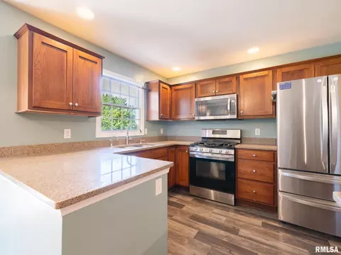 Kitchen - 1909 Cobblestone St, Washington, IL 61571 photo 3 of 7