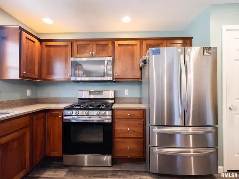 Kitchen - 1909 Cobblestone St, Washington, IL 61571 photo 5 of 7