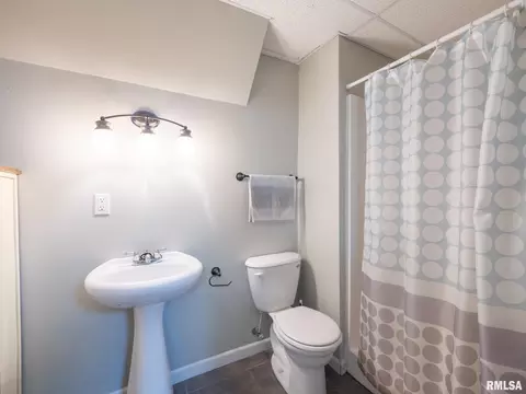 Bath - 1909 Cobblestone St, Washington, IL 61571 photo 3 of 4