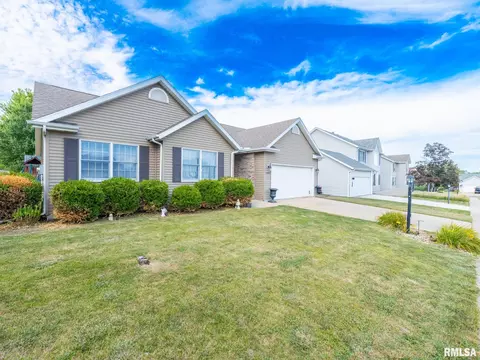 Exterior - 1909 Cobblestone St, Washington, IL 61571 photo 2 of 10