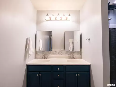 Bath - 1909 Cobblestone St, Washington, IL 61571 photo 2 of 4
