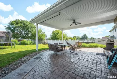 Exterior - 1909 Cobblestone St, Washington, IL 61571 photo 4 of 10