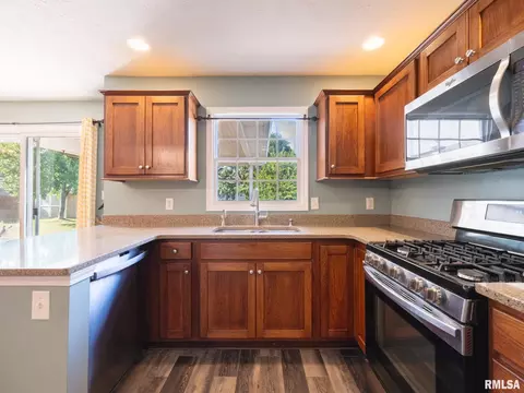 Kitchen - 1909 Cobblestone St, Washington, IL 61571 photo 4 of 7