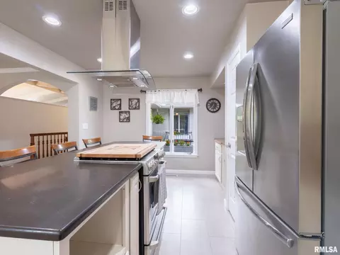 Kitchen - 1322 W Hickory Trce, Dunlap, IL 61525 photo 4 of 11