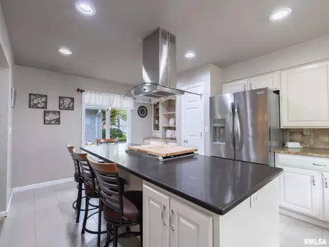 Kitchen - 1322 W Hickory Trce, Dunlap, IL 61525 photo 3 of 11