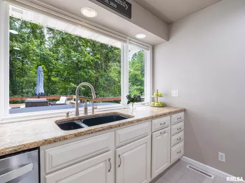 Kitchen - 1322 W Hickory Trce, Dunlap, IL 61525 photo 7 of 11