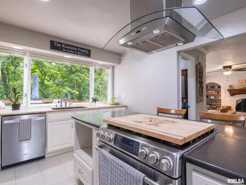 Kitchen - 1322 W Hickory Trce, Dunlap, IL 61525 photo 6 of 11