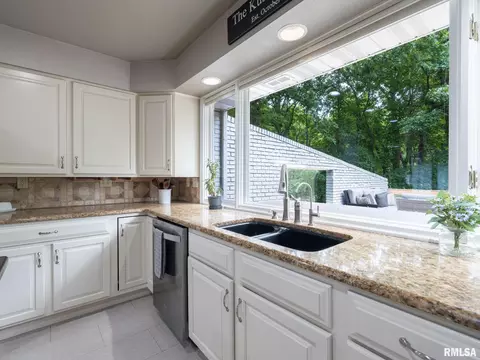 Kitchen - 1322 W Hickory Trce, Dunlap, IL 61525 photo 9 of 11