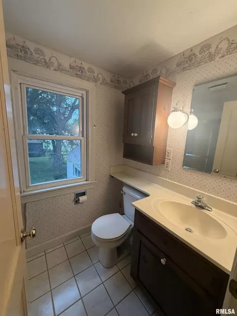 Bath - 807 Eldridge St, Washington, IL 61571 photo 1 of 1