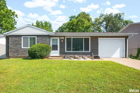 4049 W Hillmont Rd, Peoria, IL 61615
