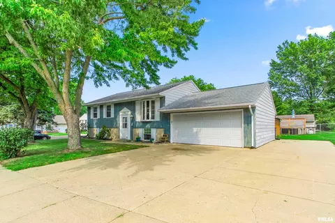 1 Dominion Ct, Pekin, IL 61554