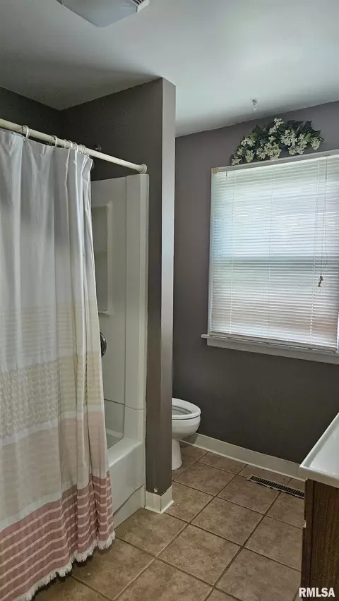 Bath - 107 E Olive St, Canton, IL 61520 photo 1 of 5