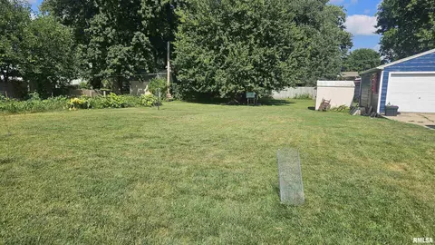 Exterior - 107 E Olive St, Canton, IL 61520 photo 7 of 7
