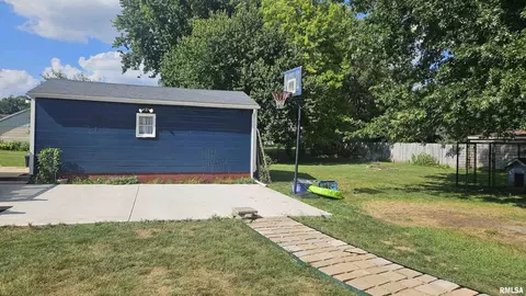 Exterior - 107 E Olive St, Canton, IL 61520 photo 4 of 7