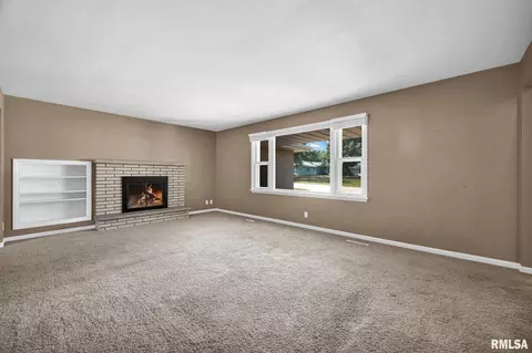 Living - 1008 E Madison St, Morton, IL 61550 photo 2 of 3