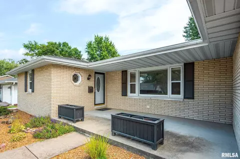 Exterior - 1008 E Madison St, Morton, IL 61550 photo 2 of 6