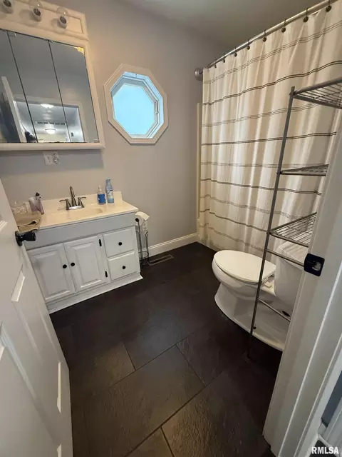 Bath - 202 S Dunston St, Marion, IL 62959 photo 2 of 2