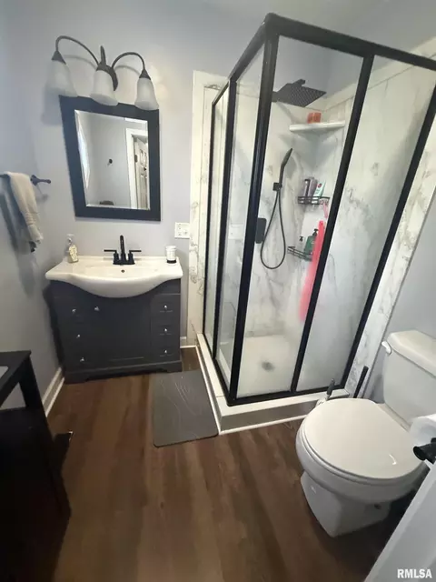 Bath - 202 S Dunston St, Marion, IL 62959 photo 1 of 2