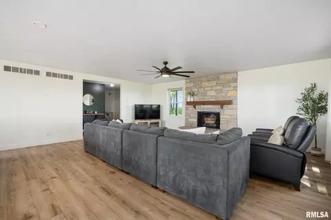 Living - 1276 County Road 700 N Rd, Eureka, IL 61530 photo 3 of 8