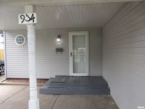 Exterior - 954 E Locust St, Canton, IL 61520 photo 2 of 8