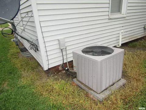 Exterior - 954 E Locust St, Canton, IL 61520 photo 8 of 8