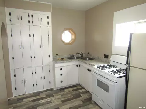 Kitchen - 954 E Locust St, Canton, IL 61520 photo 2 of 3