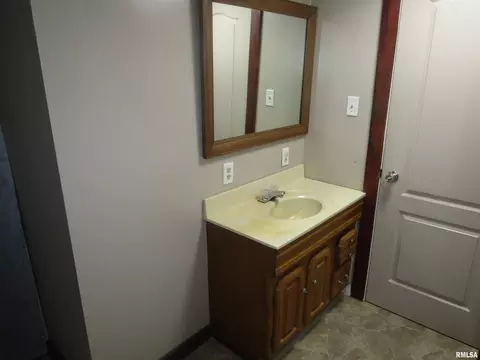 Bath - 954 E Locust St, Canton, IL 61520 photo 3 of 3