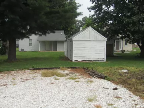 Exterior - 954 E Locust St, Canton, IL 61520 photo 7 of 8