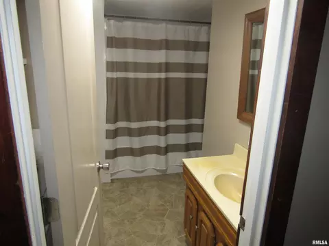 Bath - 954 E Locust St, Canton, IL 61520 photo 1 of 3