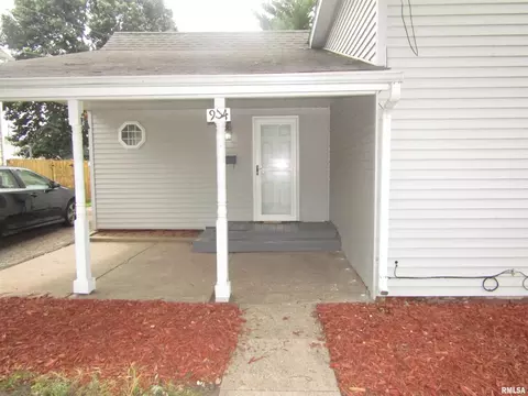 Exterior - 954 E Locust St, Canton, IL 61520 photo 4 of 8