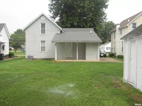 Exterior - 954 E Locust St, Canton, IL 61520 photo 5 of 8