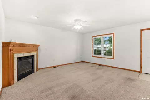 Living - 207 Easy St, Washington, IL 61571 photo 2 of 5