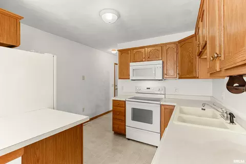 Kitchen - 207 Easy St, Washington, IL 61571 photo 2 of 3