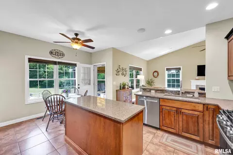 Kitchen - 8210 W Vicki Lynn Dr, Mapleton, IL 61547 photo 3 of 4