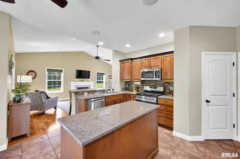 Kitchen - 8210 W Vicki Lynn Dr, Mapleton, IL 61547 photo 4 of 4