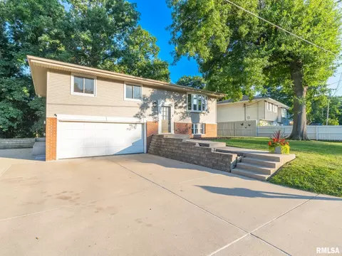 210 Rainbow Dr, Creve Coeur, IL 61610