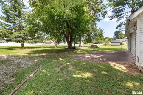 Exterior - 1017 E Bond St, Herrin, IL 62948 photo 4 of 5
