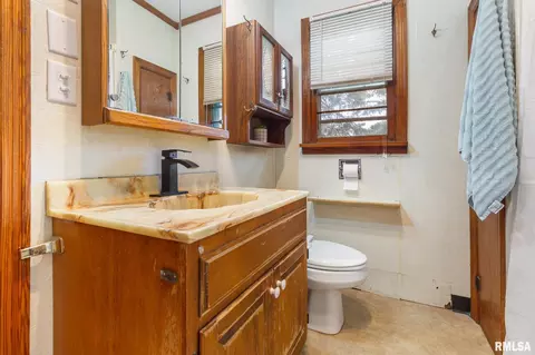 Bath - 1017 E Bond St, Herrin, IL 62948 photo 1 of 2