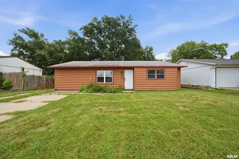 5914 N Frostwood Pkwy, Peoria, IL 61615