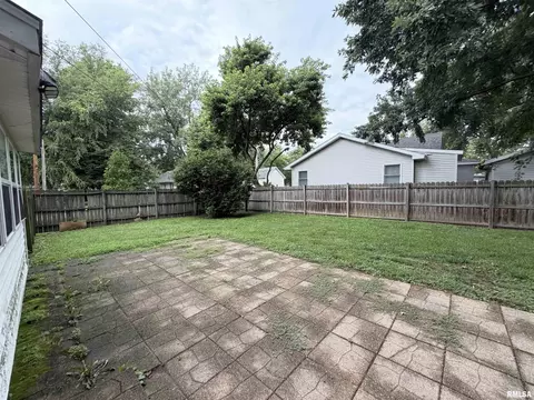Exterior - 704 E Calhoun St, Macomb, IL 61455 photo 2 of 5