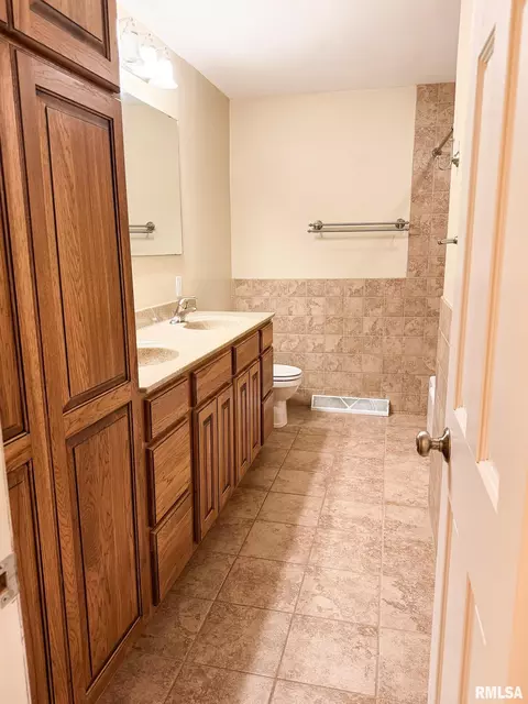 Bath - 726 County Road 1200 E Rd, Eureka, IL 61530 photo 1 of 7