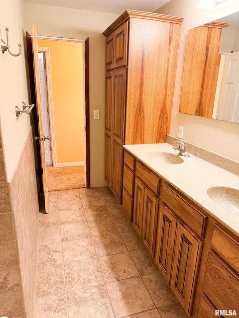Bath - 726 County Road 1200 E Rd, Eureka, IL 61530 photo 3 of 7