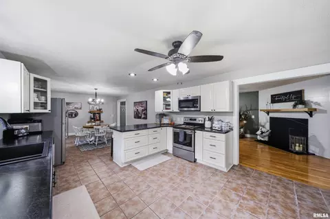 Kitchen - 6610 W Tuscarora Rd, Mapleton, IL 61547 photo 2 of 3