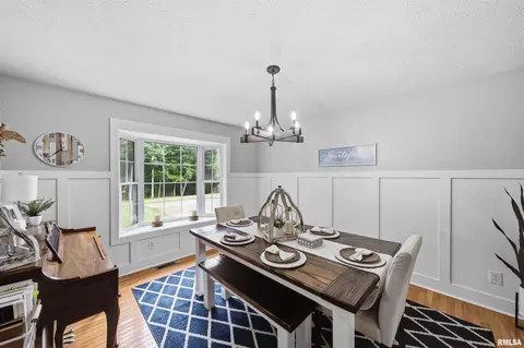 Dining - 6610 W Tuscarora Rd, Mapleton, IL 61547 photo 3 of 4