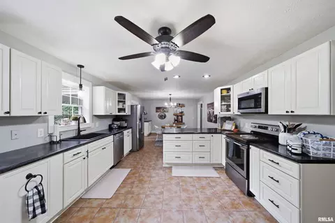 Kitchen - 6610 W Tuscarora Rd, Mapleton, IL 61547 photo 1 of 3