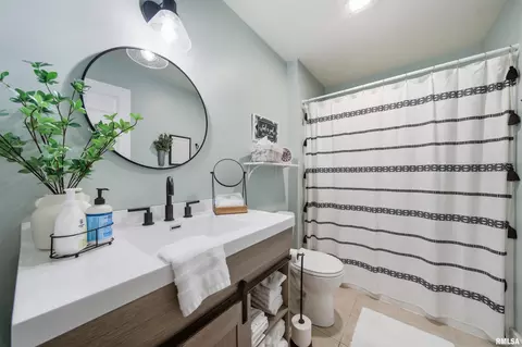 Bath - 6610 W Tuscarora Rd, Mapleton, IL 61547 photo 5 of 7