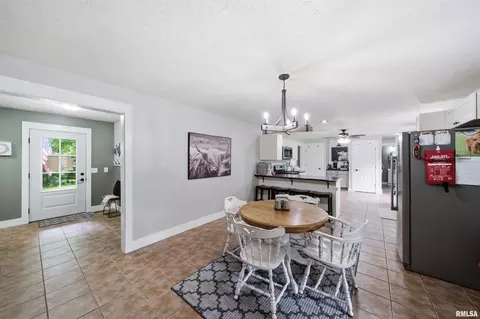 Entry Way - 6610 W Tuscarora Rd, Mapleton, IL 61547 photo 2 of 3